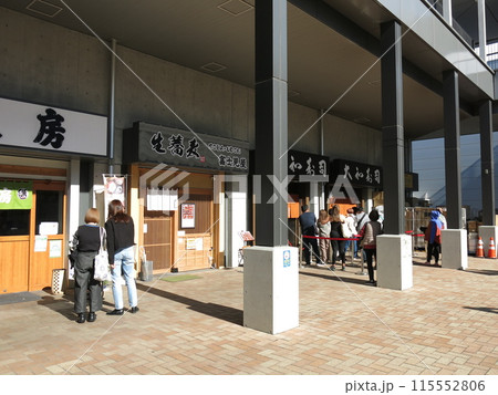 インバウンドの行列ができる豊洲市場の飲食店（青果棟1階） 115552806