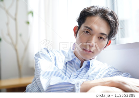 リビングでくつろぐ若い男性 115552889