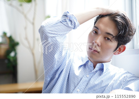 リビングでくつろぐ若い男性 115552890