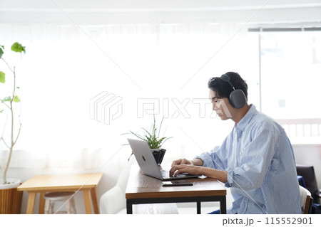 リビングでくつろぐ若い男性 115552901