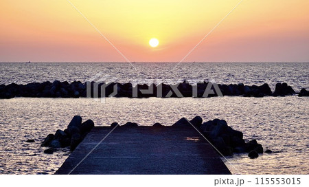伊豆諸島新島前浜海岸の夕焼け 115553015