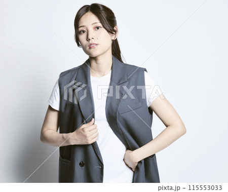 白バックのおしゃれな女性 115553033