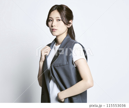 白バックのおしゃれな女性 115553036