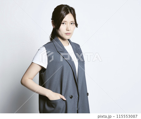 白バックのおしゃれな女性 115553087