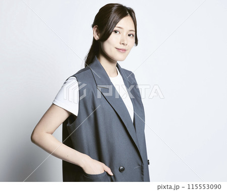 白バックのおしゃれな女性 白バックのおしゃれな女性 115553090