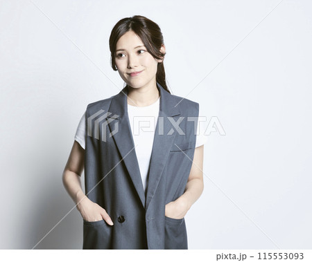 白バックのおしゃれな女性 白バックのおしゃれな女性 115553093