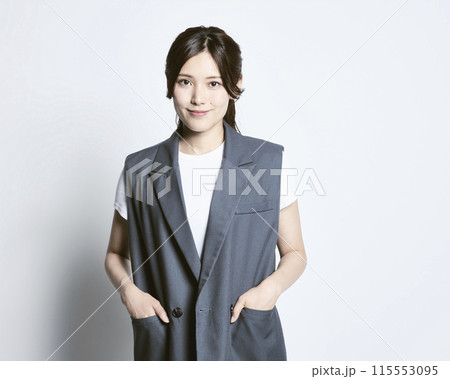 白バックのおしゃれな女性 白バックのおしゃれな女性 115553095