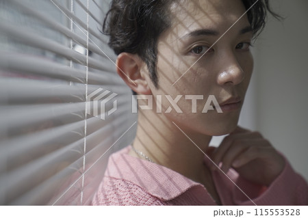 若い男性のポートレート 115553528