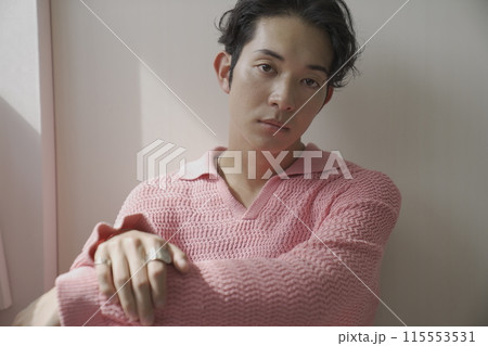 若い男性のポートレート 115553531
