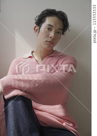 若い男性のポートレート 115553533