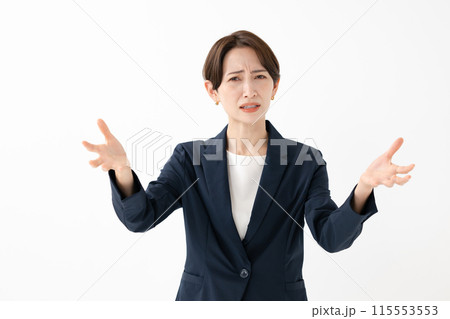 不満を訴える女性 不満を訴える女性 115553553