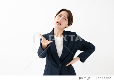 不満を訴える女性 115553562