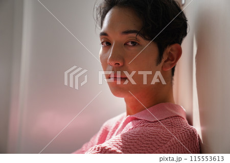 若い男性のポートレート 115553613