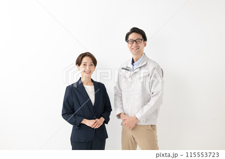 スーツ姿の女性と作業着姿の男性 115553723