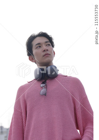 若い男性のファッションポートレート 115553730