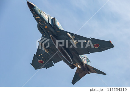 大空を飛ぶRF-4戦闘機 115554319