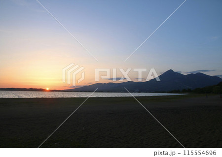 夕日の猪苗代湖と磐梯山・天神浜(福島県・猪苗代町) 夕日の猪苗代湖と磐梯山・天神浜(福島県・猪苗代町) 115554696