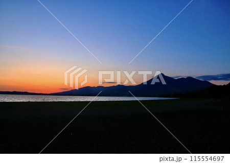 夕日の猪苗代湖と磐梯山・天神浜(福島県・猪苗代町) 夕日の猪苗代湖と磐梯山・天神浜(福島県・猪苗代町) 115554697