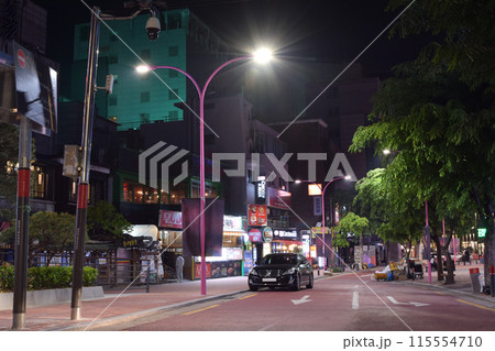 韓国ソウル 夜の弘大(ホンデ)の街並み 115554710