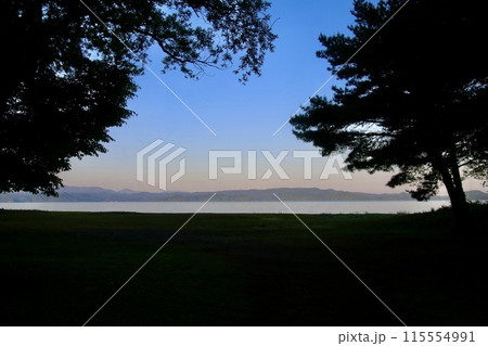 早朝の猪苗代湖・天神浜(福島県・猪苗代町) 早朝の猪苗代湖・天神浜(福島県・猪苗代町) 115554991