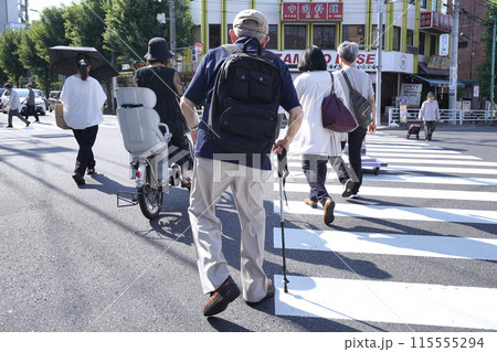 日本の横浜都市景観 高齢化社会。横断歩道を渡る杖の男性…体は右に傾いている…=横浜市内 日本の横浜都市景観 高齢化社会。横断歩道を渡る杖の男性…体は右に傾いている…=横浜市内 115555294