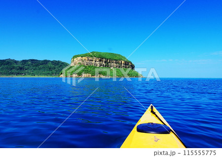 沖縄県西表島の海を漕ぎ進むシーカヤック 沖縄県西表島の海を漕ぎ進むシーカヤック 115555775