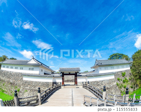 夏の城郭の景色 対角魚眼レンズで撮った風情豊かな山形城二ノ丸 夏の城郭の景色 対角魚眼レンズで撮った風情豊かな山形城二ノ丸 115555833