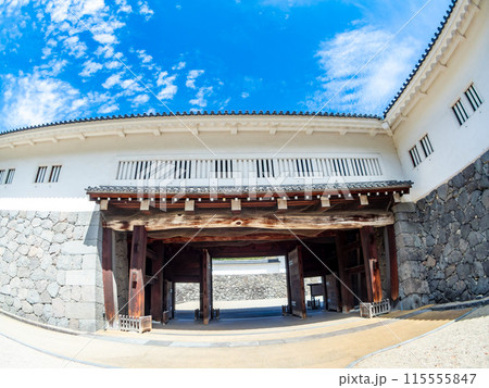 夏の城郭の景色 対角魚眼レンズで撮った風情豊かな山形城二ノ丸 夏の城郭の景色 対角魚眼レンズで撮った風情豊かな山形城二ノ丸 115555847