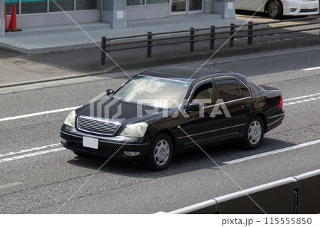 セダン　道路走行 115555850