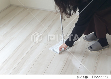 モップにドライシートを取り付ける 115555865