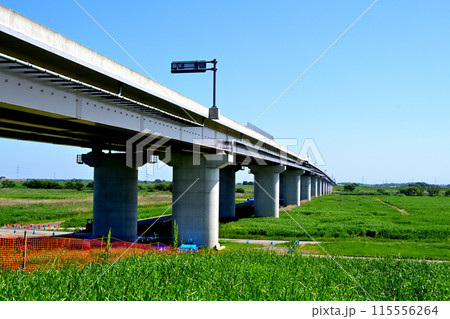 4車線化の工事が進む圏央利根川橋 115556264