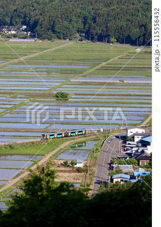 水田と水郡線・城山公園の眺望（福島県・浅川町） 115556432