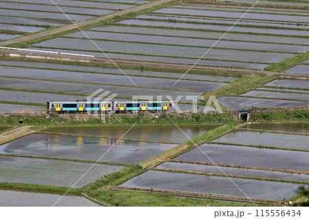 水田と水郡線・城山公園の眺望（福島県・浅川町） 115556434