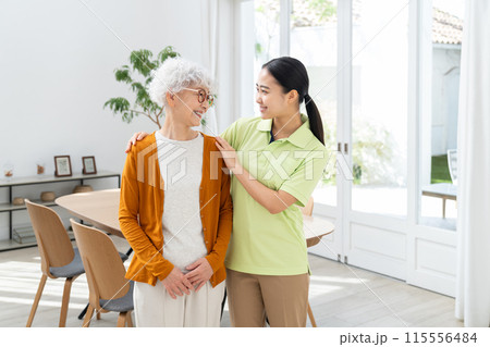介護移設の高齢者の女性と若い介護福祉士 115556484
