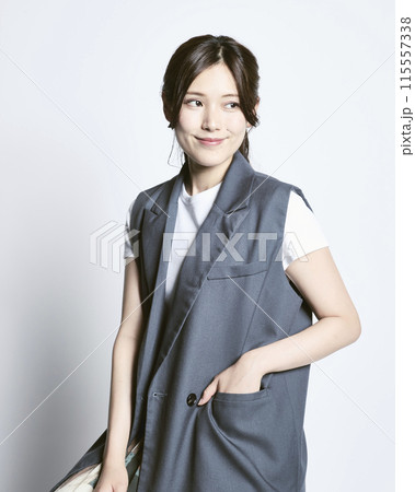 白バックのおしゃれな女性 115557338