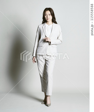 白バックのスーツを着た女性 115558588