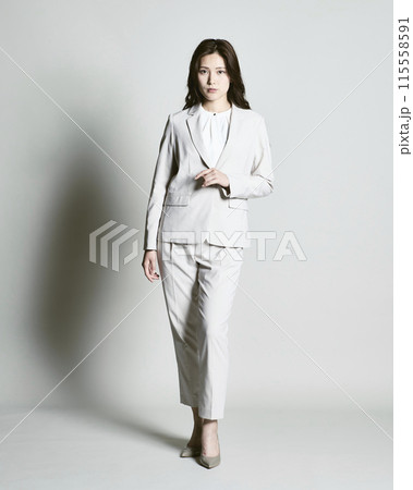 白バックのスーツを着た女性 白バックのスーツを着た女性 115558591