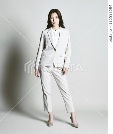 白バックのスーツを着た女性 115558594