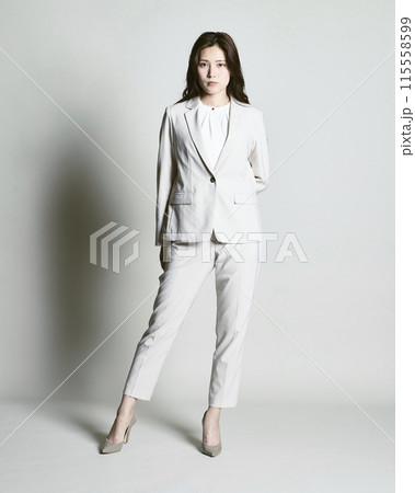 白バックのスーツを着た女性 115558599
