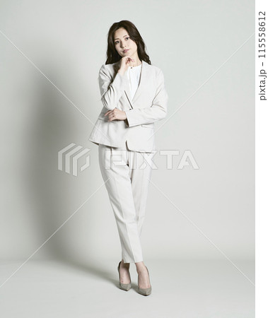 白バックのスーツを着た女性 115558612