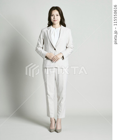 白バックのスーツを着た女性 115558616