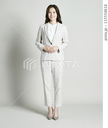 白バックのスーツを着た女性 白バックのスーツを着た女性 115558618