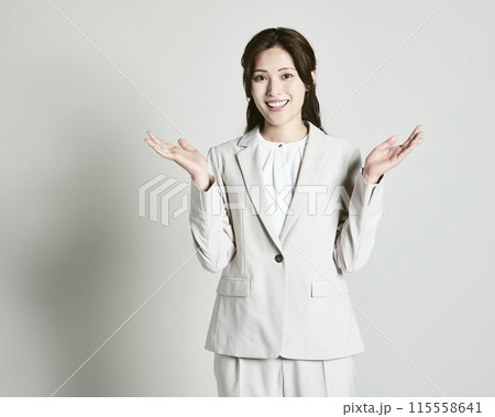 白バックのスーツを着た女性 115558641