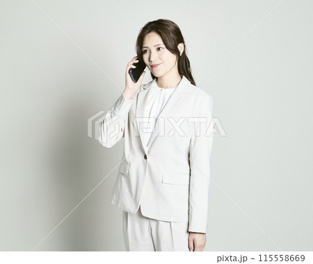白バックのスーツを着た女性 115558669