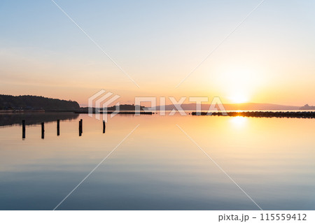 被災地から登る太陽と鏡面の七尾西湾の海 被災地から登る太陽と鏡面の七尾西湾の海 115559412