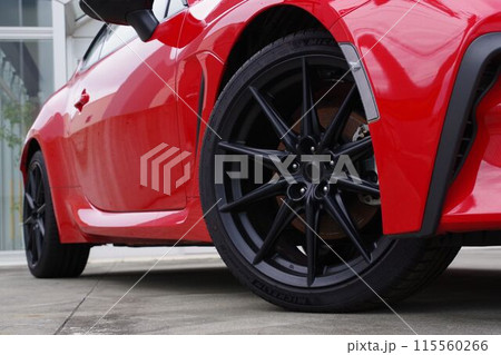 タイヤイメージ　スポーツカーのタイヤ 115560266