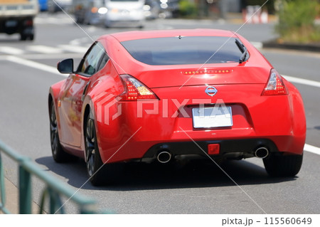 街中を走るスポーツカー　イメージ 115560649