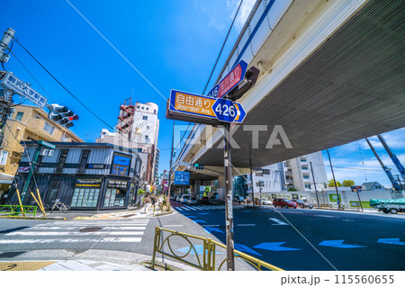 日本の東京都市景観  駒沢大学駅前の交差点。奥に駒沢大学駅西口、右奥に東口 115560655