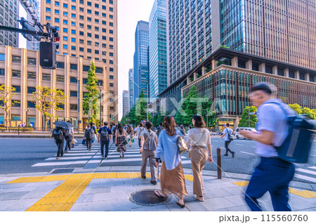日本の東京都市景観 帰宅など。大手町から大手町駅前の交差点などを望む。奥は丸の内＝6月14日 115560760