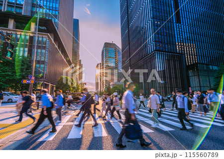 日本の東京都市景観 帰宅など。大手町駅前の交差点などを望む。左側は丸の内、右は大手町＝6月14日 115560789
